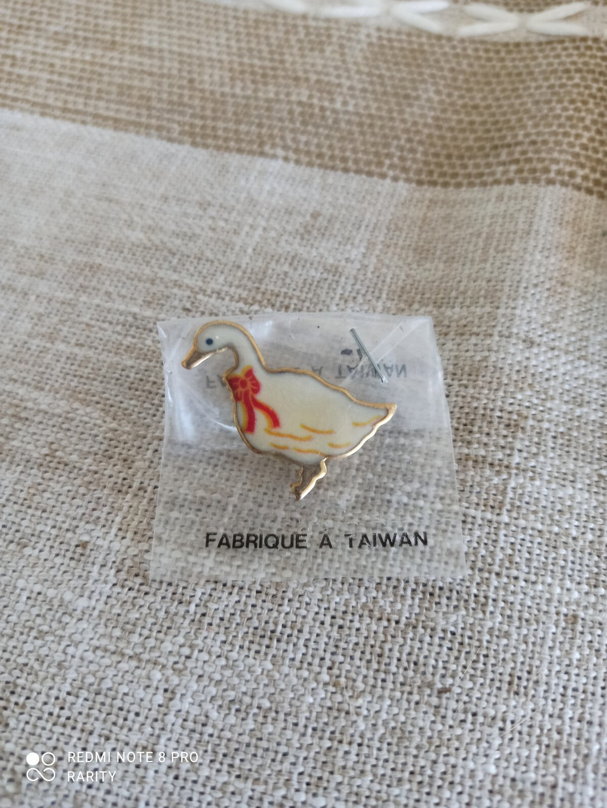 Pin's vintage oie élégante émaillée nœud rouge, édition limitée, Fabriqué à Taïw