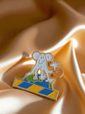 Pin's vintage émaillé souris mascotte, couleurs bleu jaune rétro pub