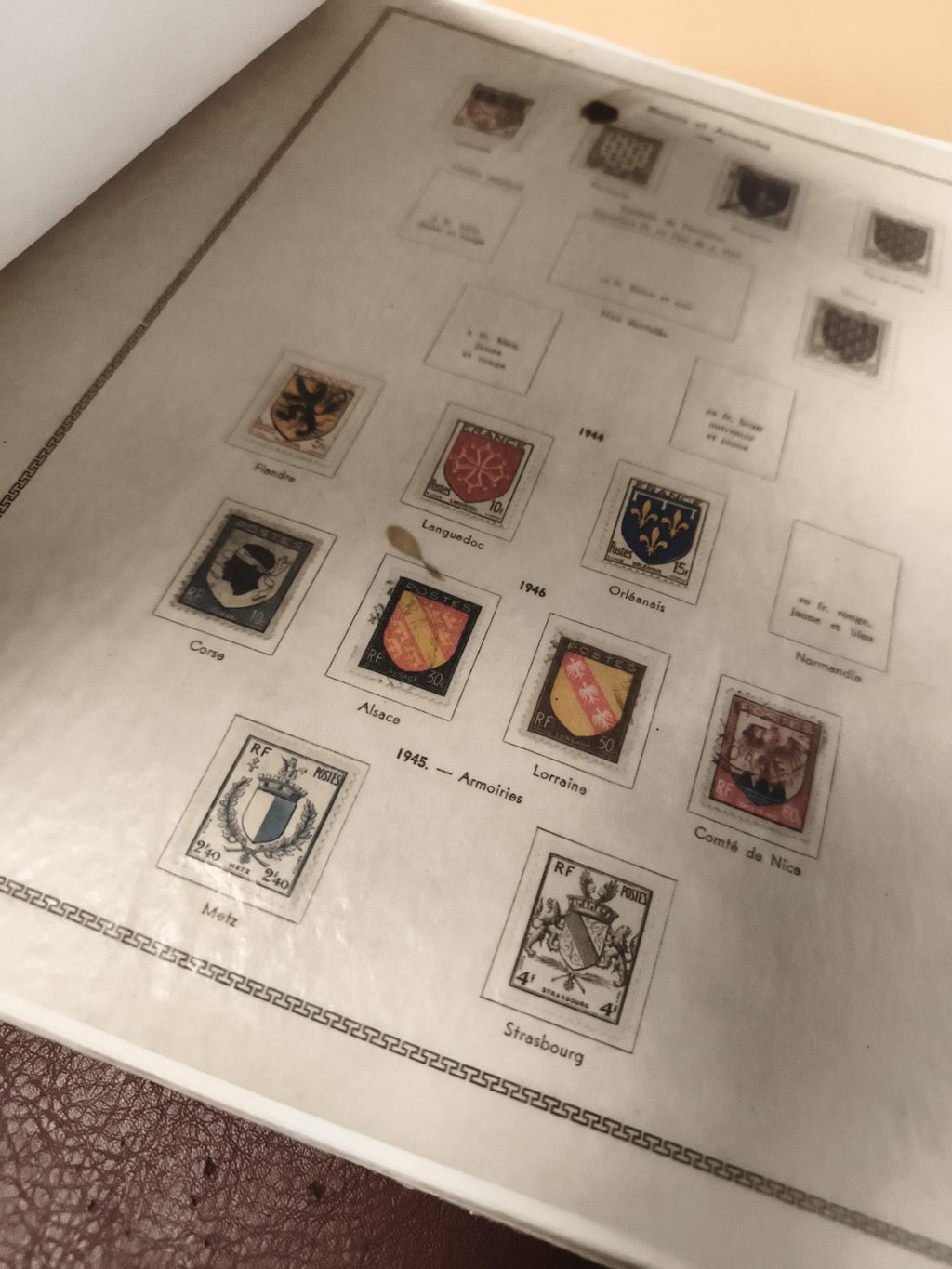Classeur philatélie timbres motif torchères couverture rigide vrac incomplet
