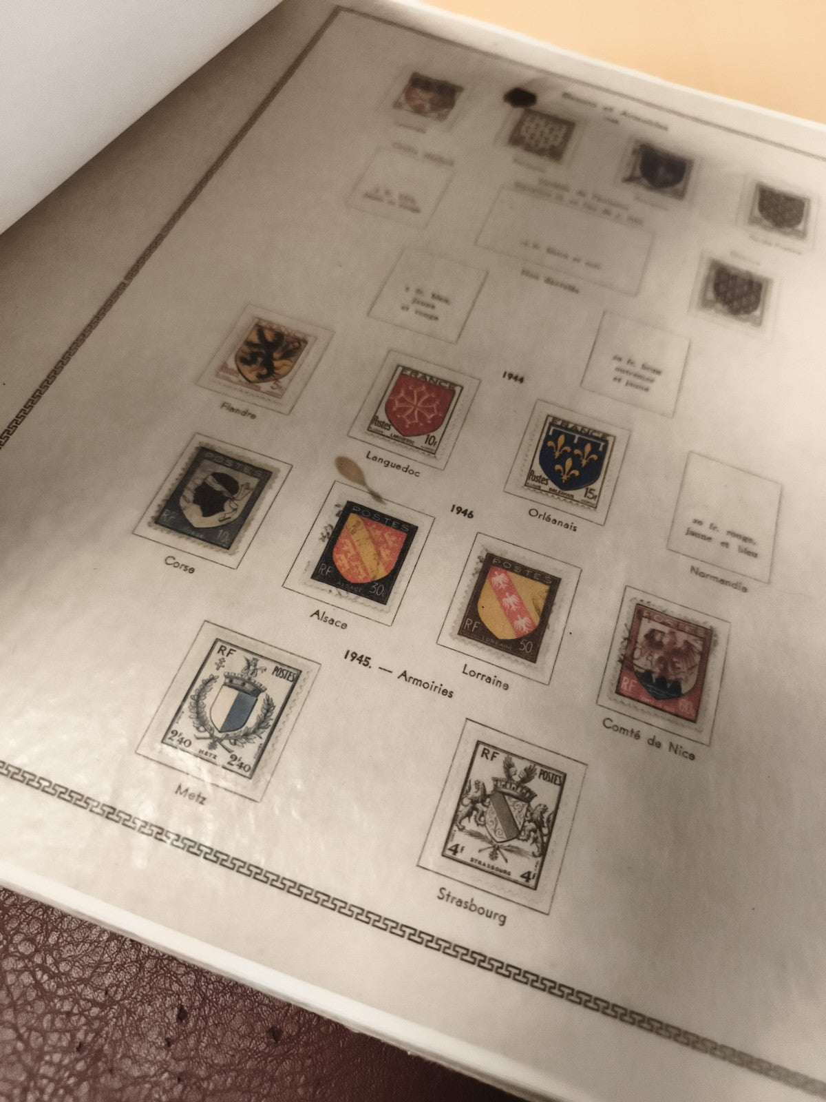Classeur philatélie timbres motif torchères couverture rigide vrac incomplet