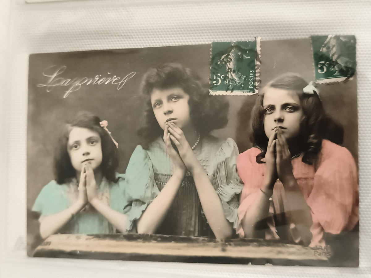 Carte postale ancienne La prière enfants colorisée CPA vintage religieuse