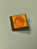 Pin's vintage carré Centre J.B. Fouque jaune et vert ancien collection (ref 10)