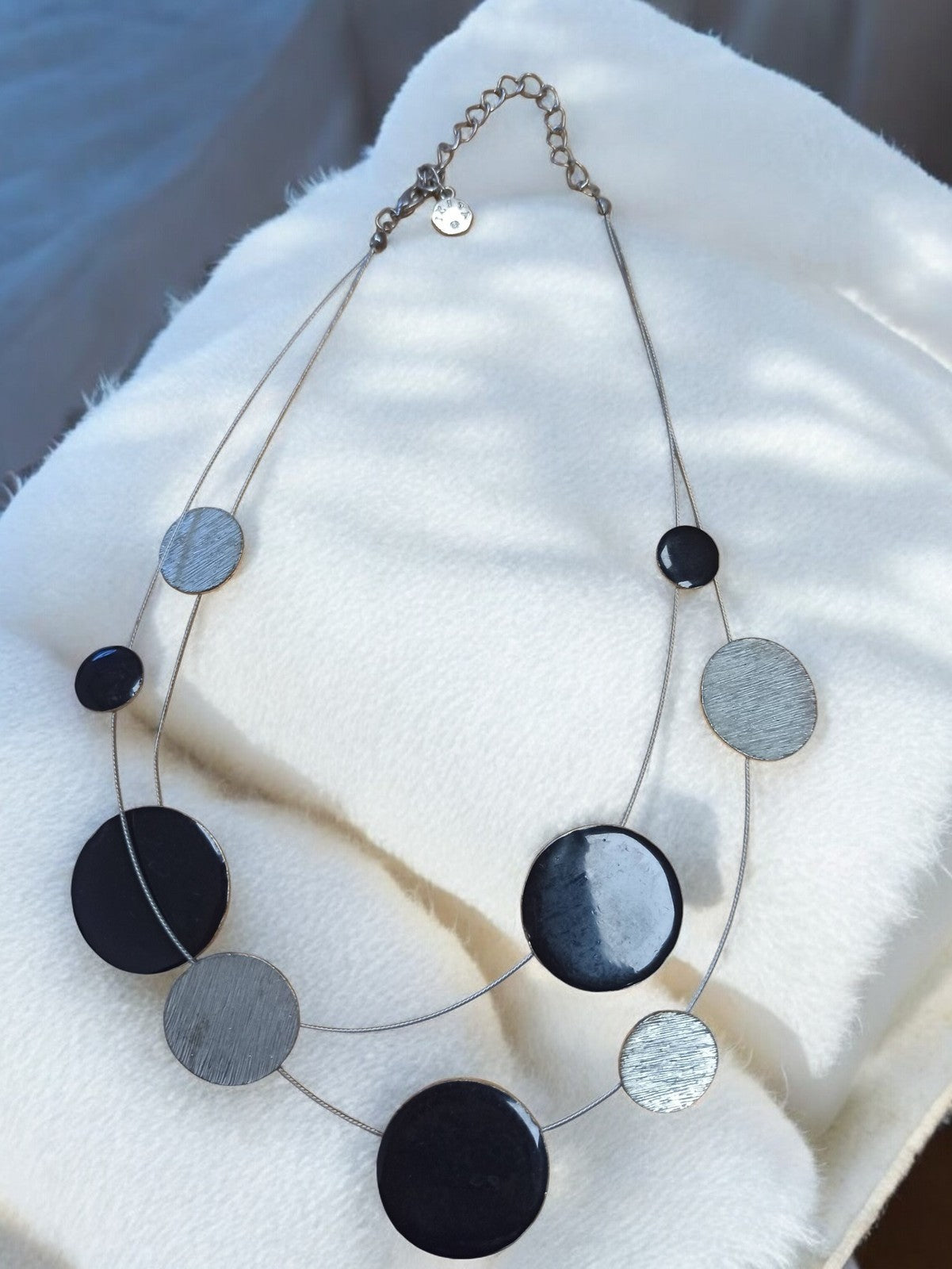 Collier Ikita rétro vintage, disques noirs et argentés, bijou fantaisie ancien