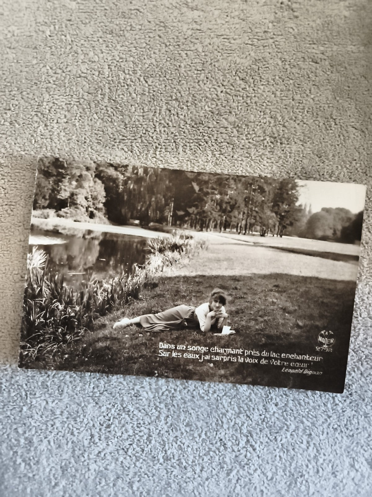Carte postale photo femme lac poème Léopold Dignac CPA noir et blanc