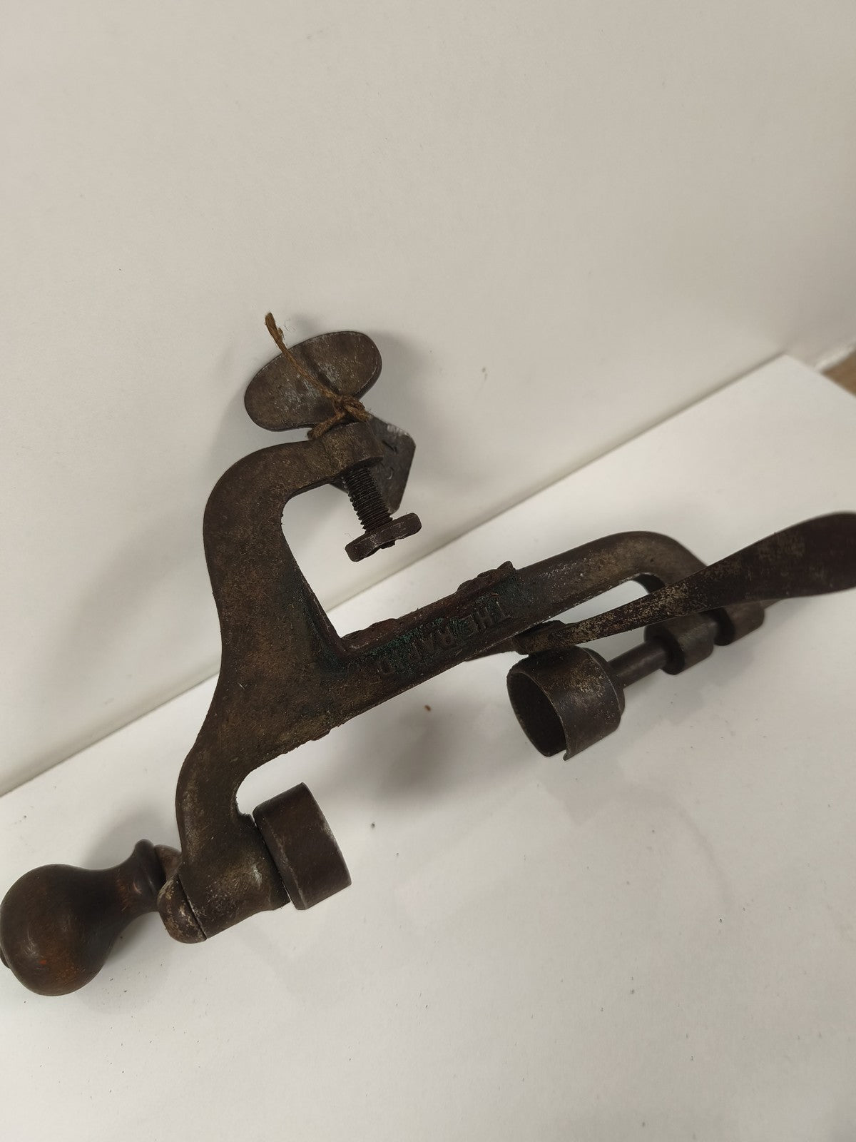 Ancien outil de sertissage Ancienne, métal patiné, poignée bois vintage