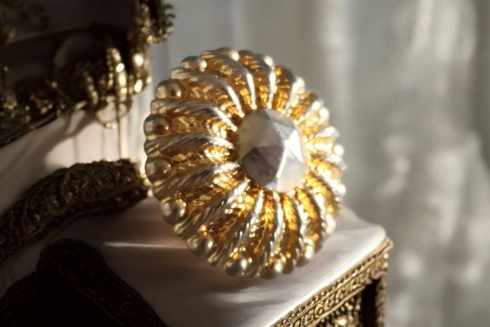 Bouton décoratif doré artisanal France style traditionnel – finition brillante