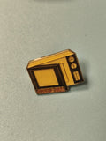 Vintage pin's télévision rétro jaune, forme TV ancienne, collection (Ref 7)