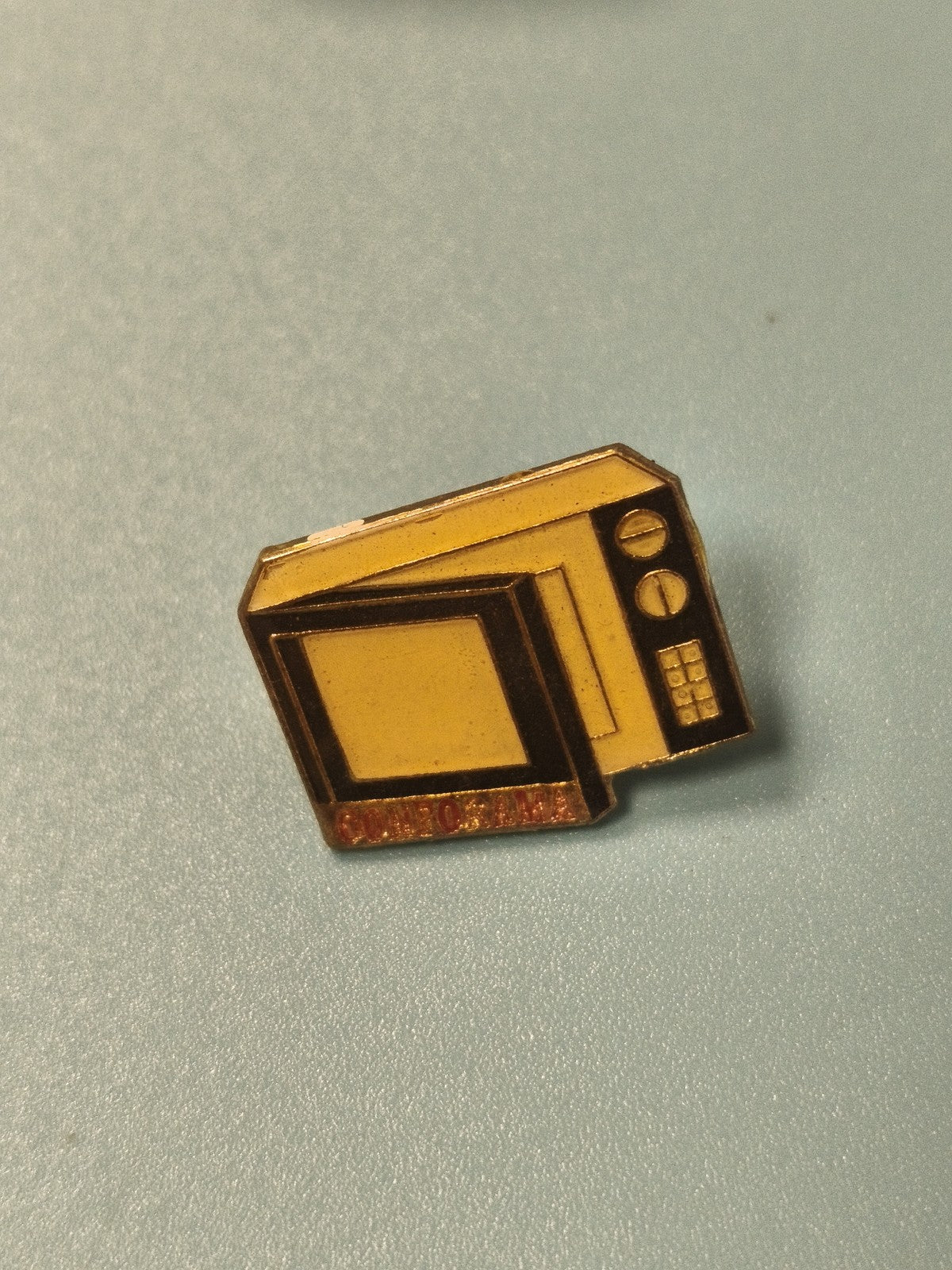 Vintage pin's télévision rétro jaune, forme TV ancienne, collection (Ref 7)
