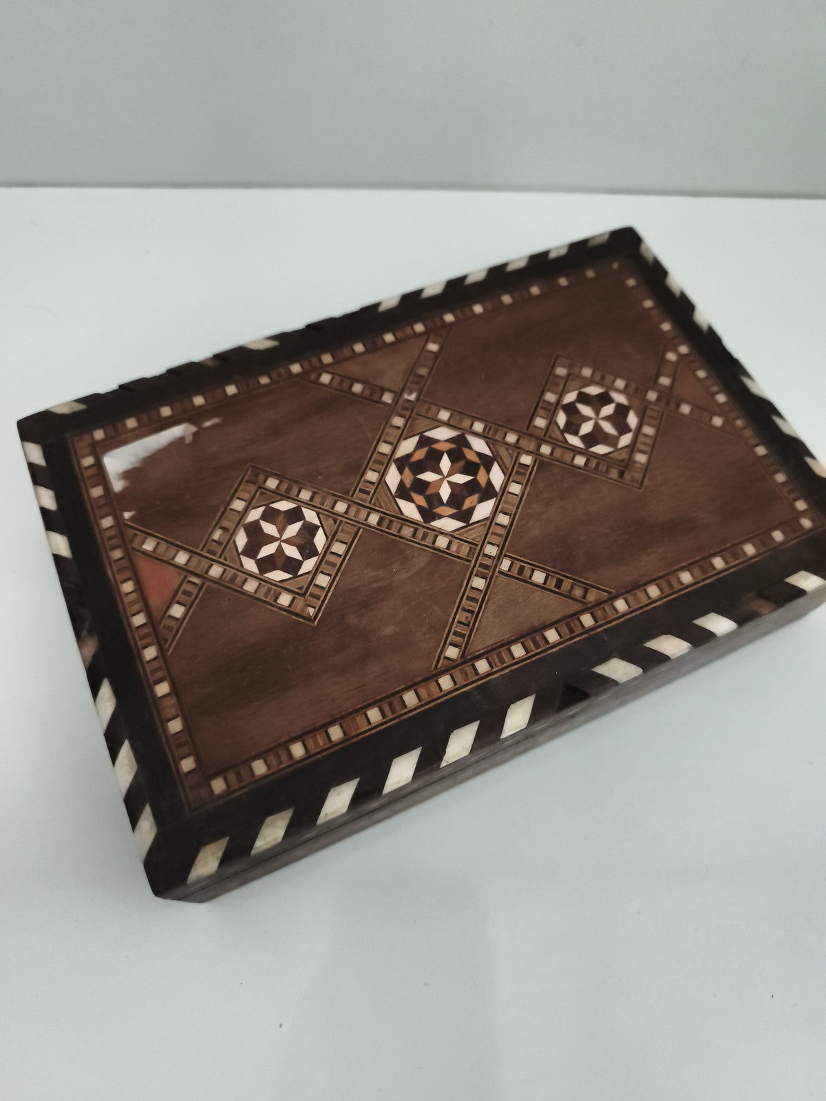 Boîte à bijoux ancienne marqueterie orientale, coffret décor géométrique vintage
