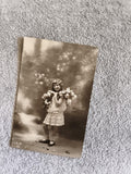 CPA photo fillette bouquet fleurs robe années 20 décor studio