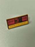Vintage pin's publicitaire Tacotac rectangulaire rouge jaune ancien jeu loterie