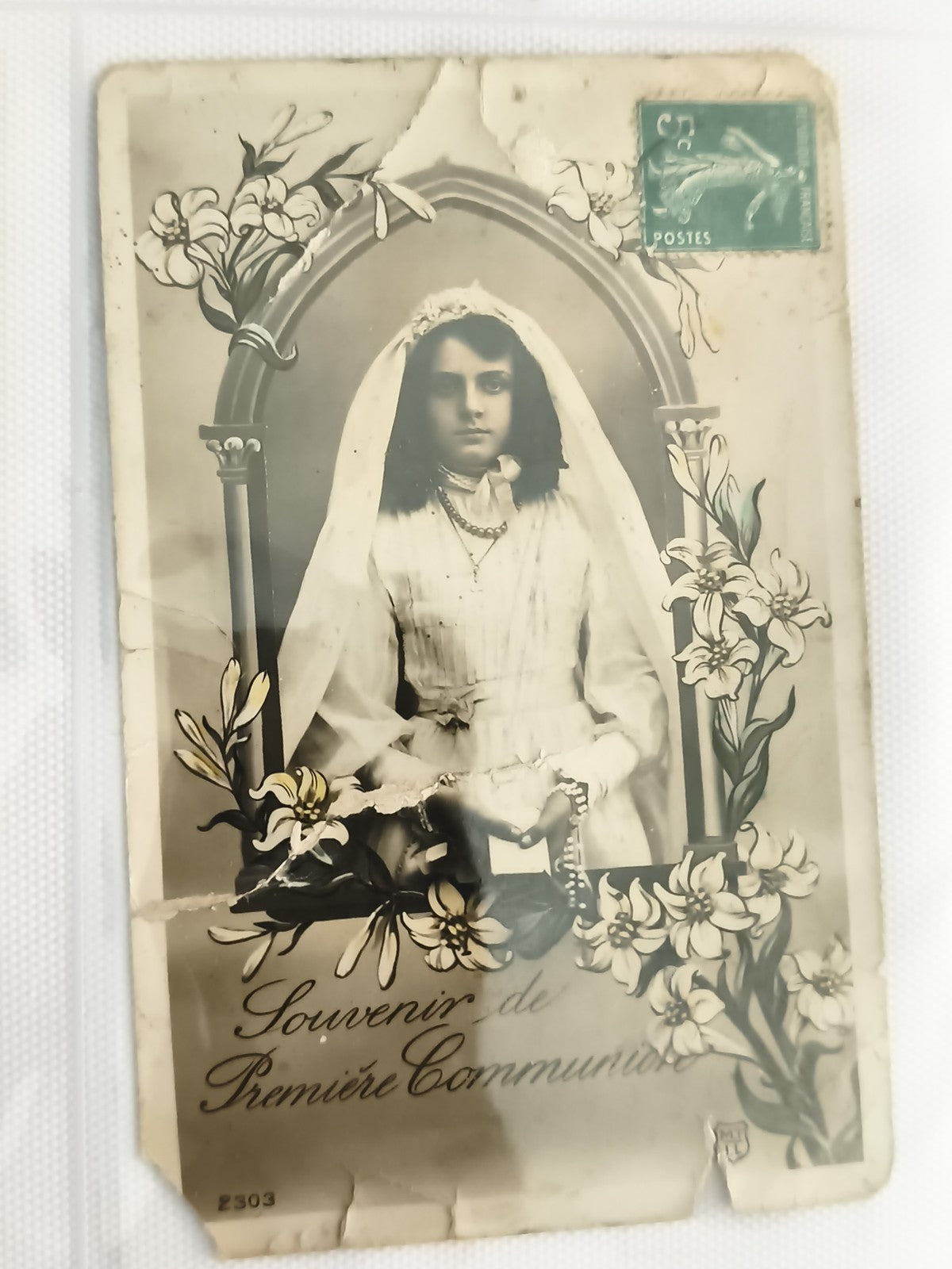 Carte postale ancienne Première Communion, photo fillette, timbre 5c, décor lys