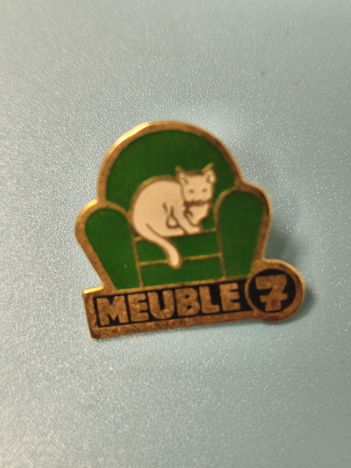 Pin's vintage Meuble 7 chat sur fauteuil vert émaillé collection (Ref 14)