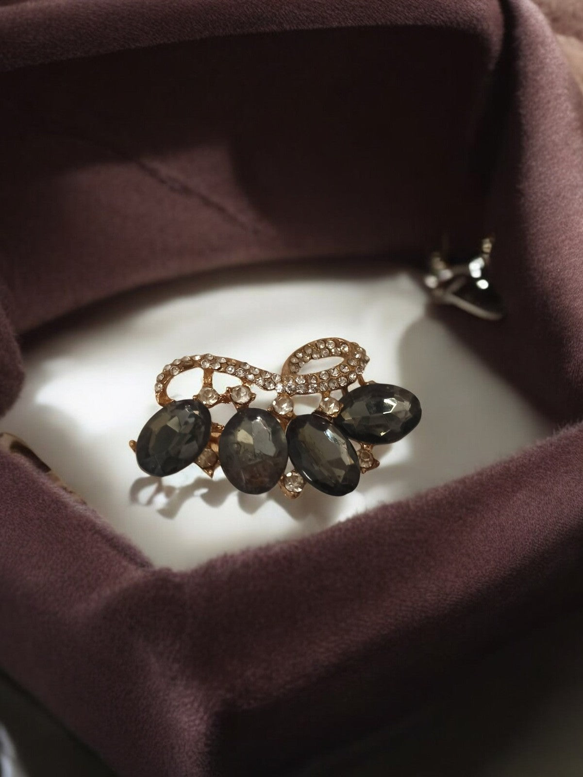 Broche vintage fantaisie dorée pierres noires rétro bijou ancien élégant