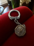 Porte-clés vintage métal patiné, médaillon religieux ancien, rétro octogonal