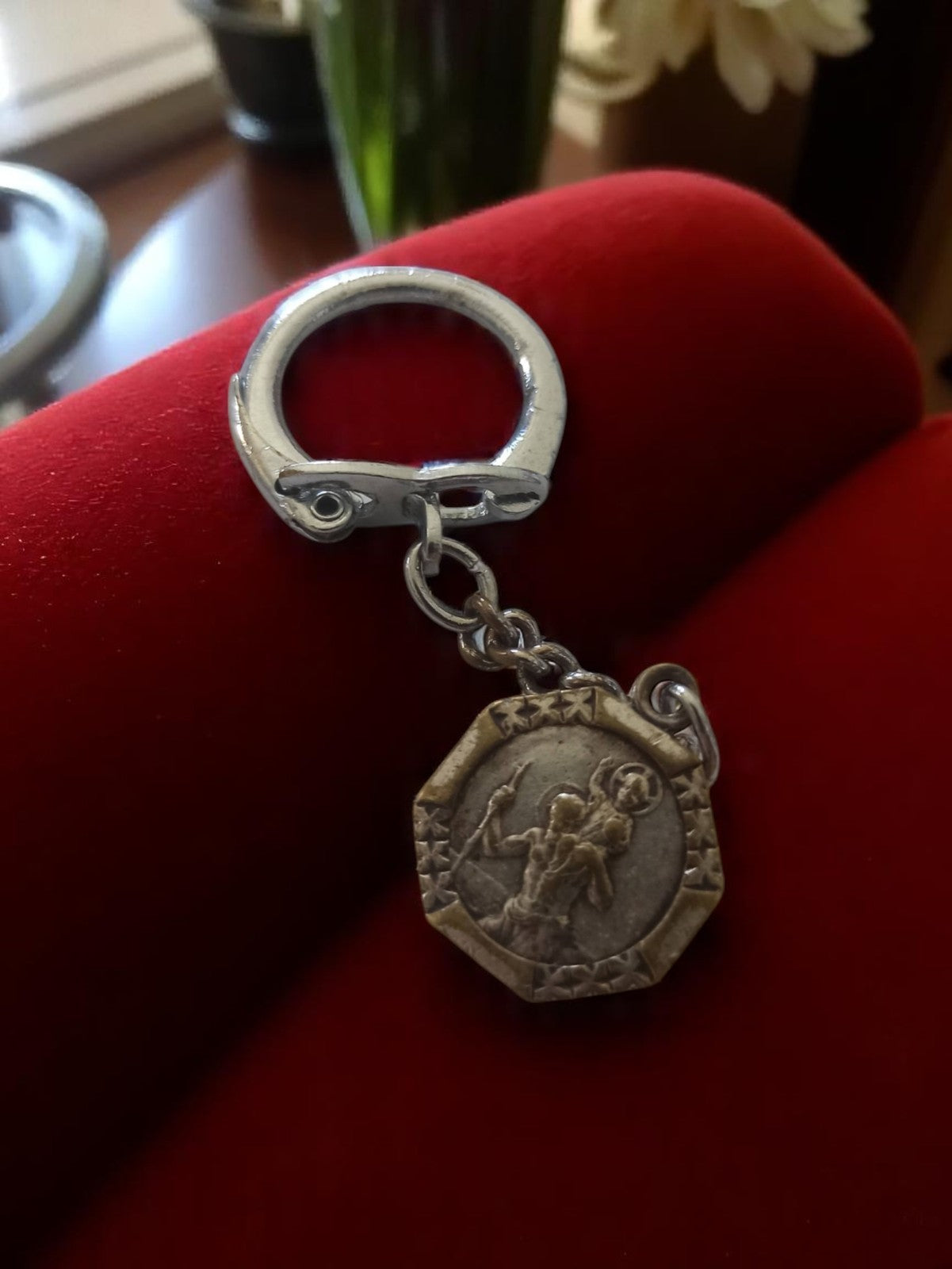 Porte-clés vintage métal patiné, médaillon religieux ancien, rétro octogonal