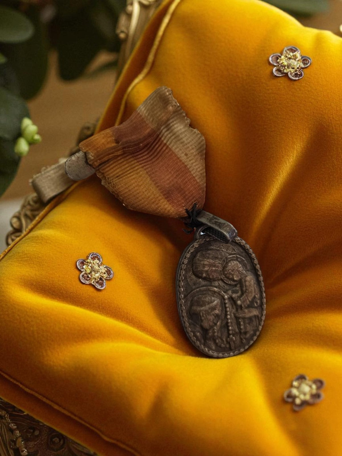 Médaille religieuse vintage Notre Dame de Lourdes, pendentif ancien ruban patiné