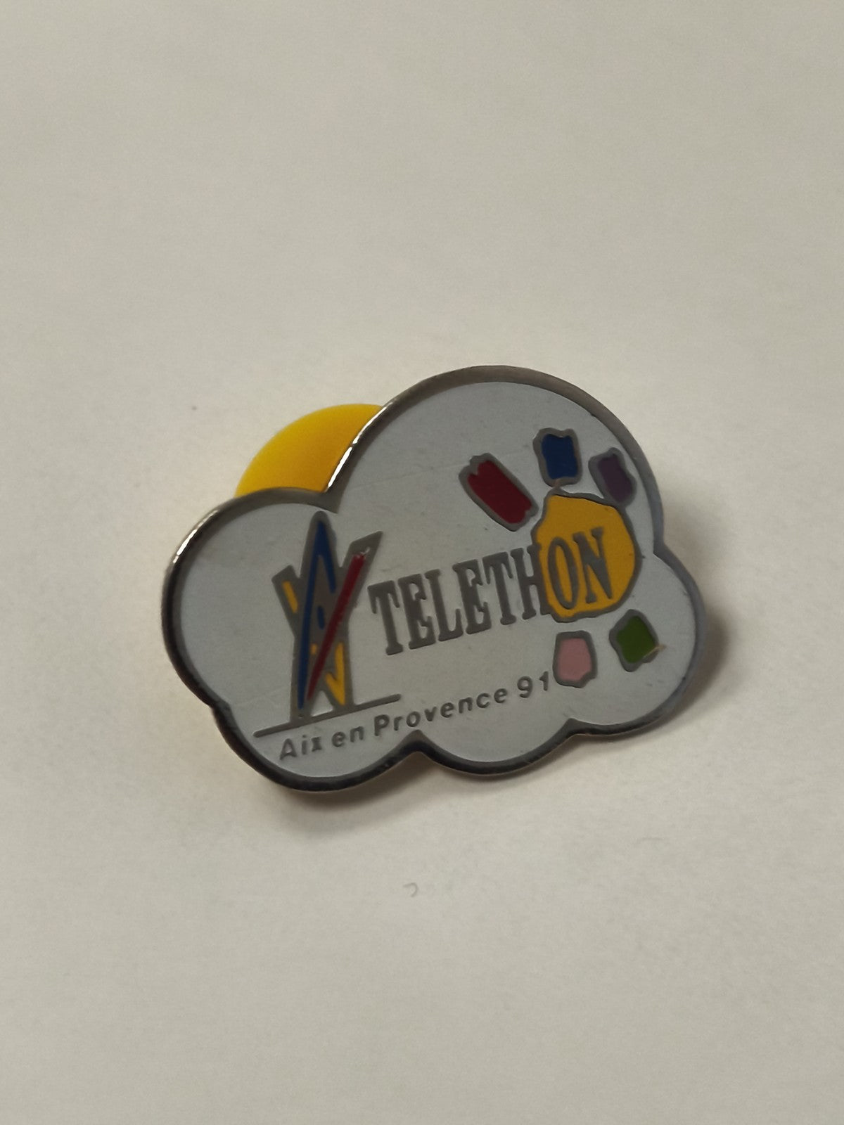 Pin's ancien rétro Téléthon, badge vintage collection France événement TV carita