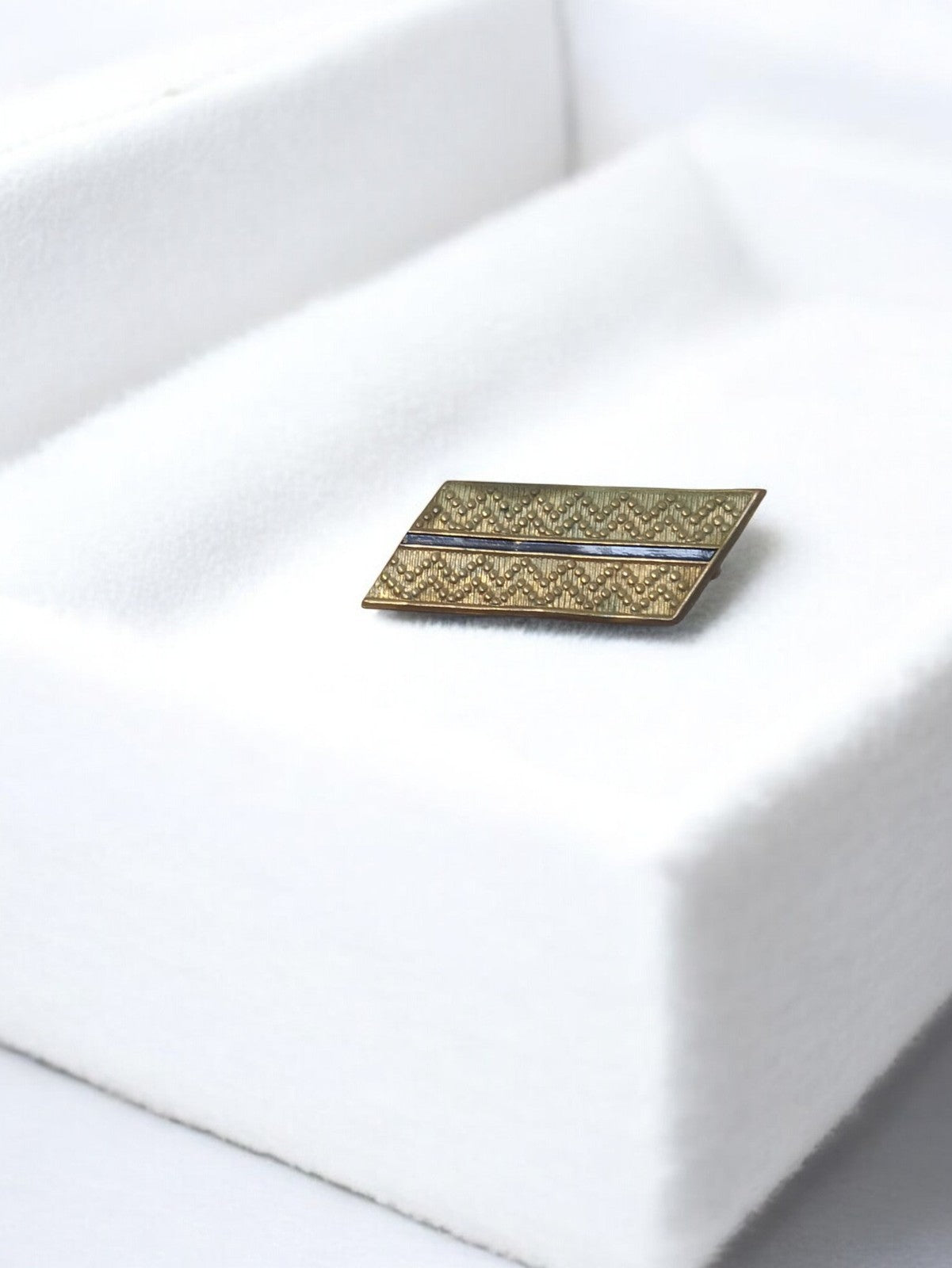 Insigne ancien Armée de l’Air France vintage badge rétro doré motif texturé
