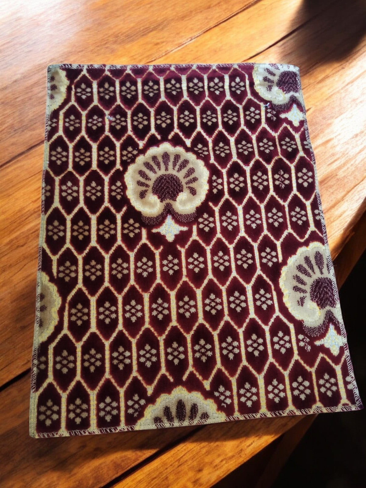 Tissu ancien velours broché jacquard liturgique religieux décor floral vintage