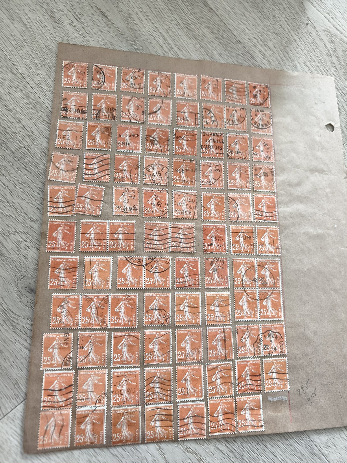 Gros lot timbres anciens Marianne 25c orange sur planche, philatélie étude Franc