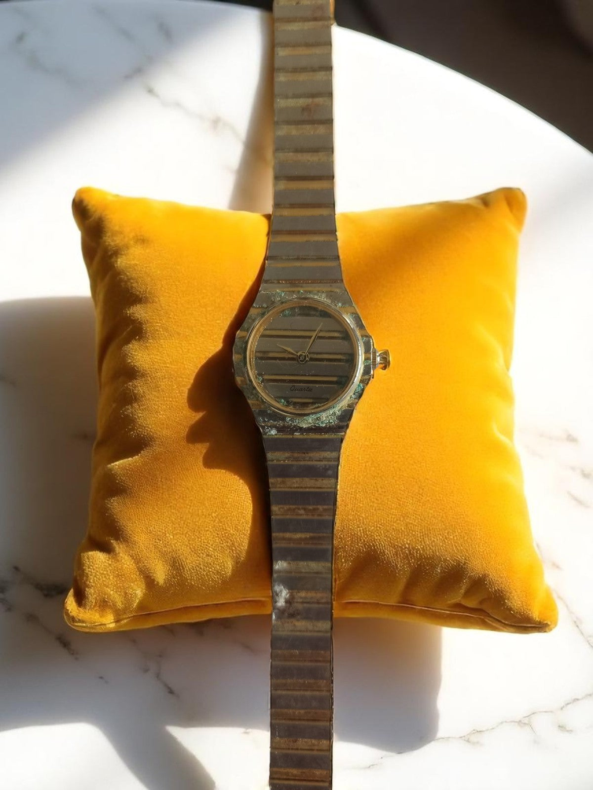 Montre vintage femme bracelet rayé doré, quartz, rayures, non testée