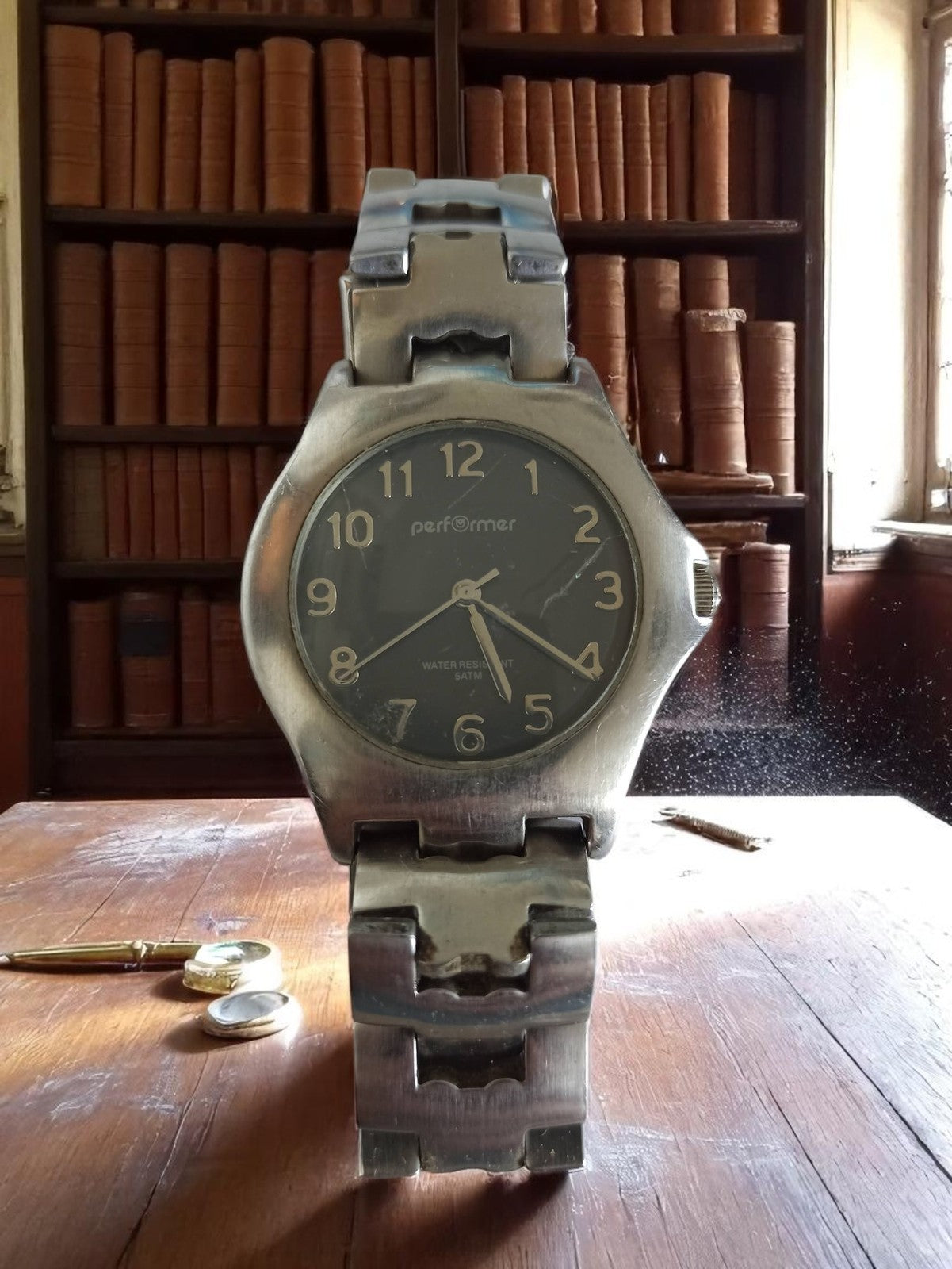 Montre vintage homme Performer acier aspect brossé, cadran noir, fonctionnelle