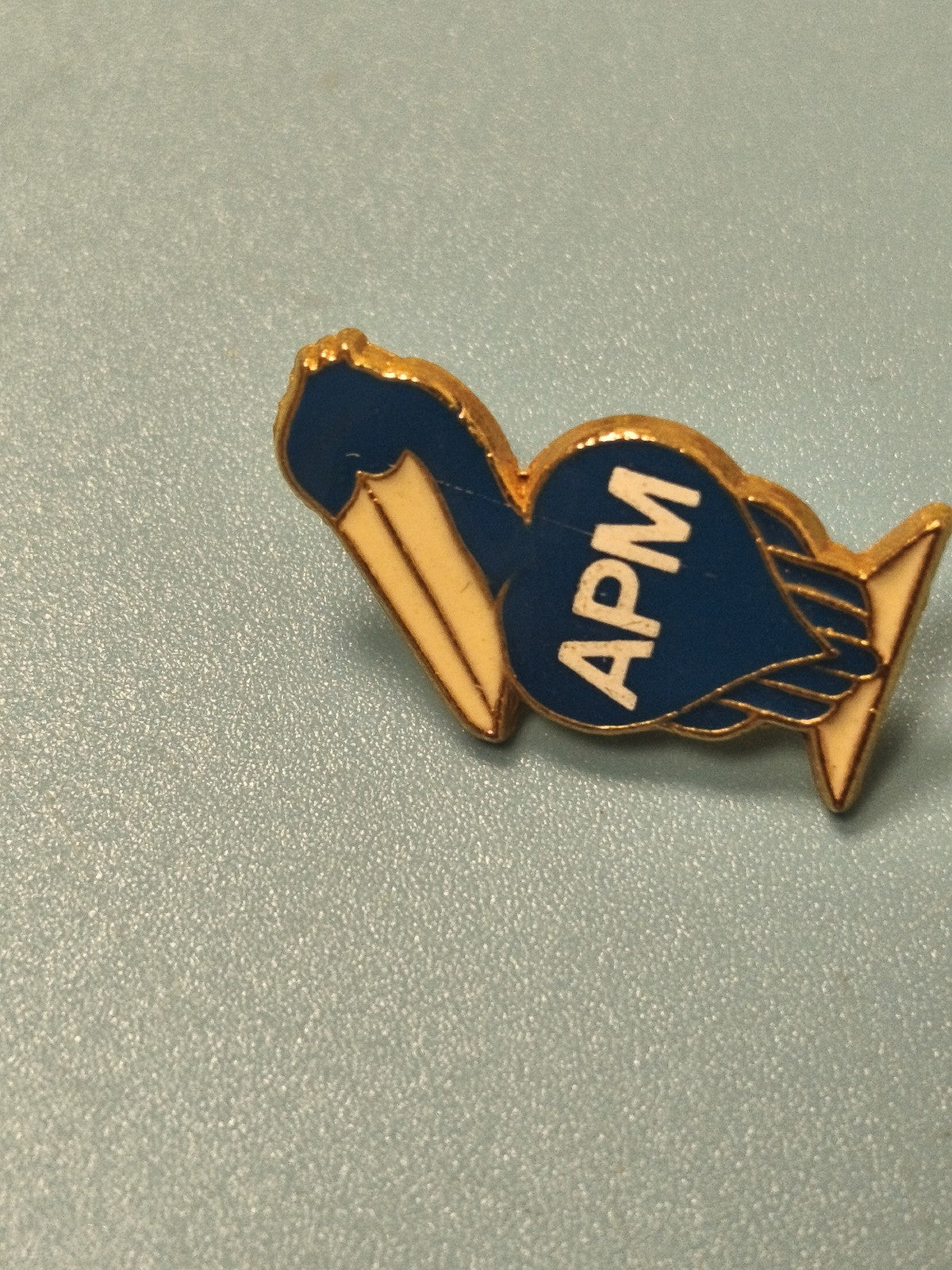 Pin's vintage APM bleu doré, collection, forme oiseau, badge ancien