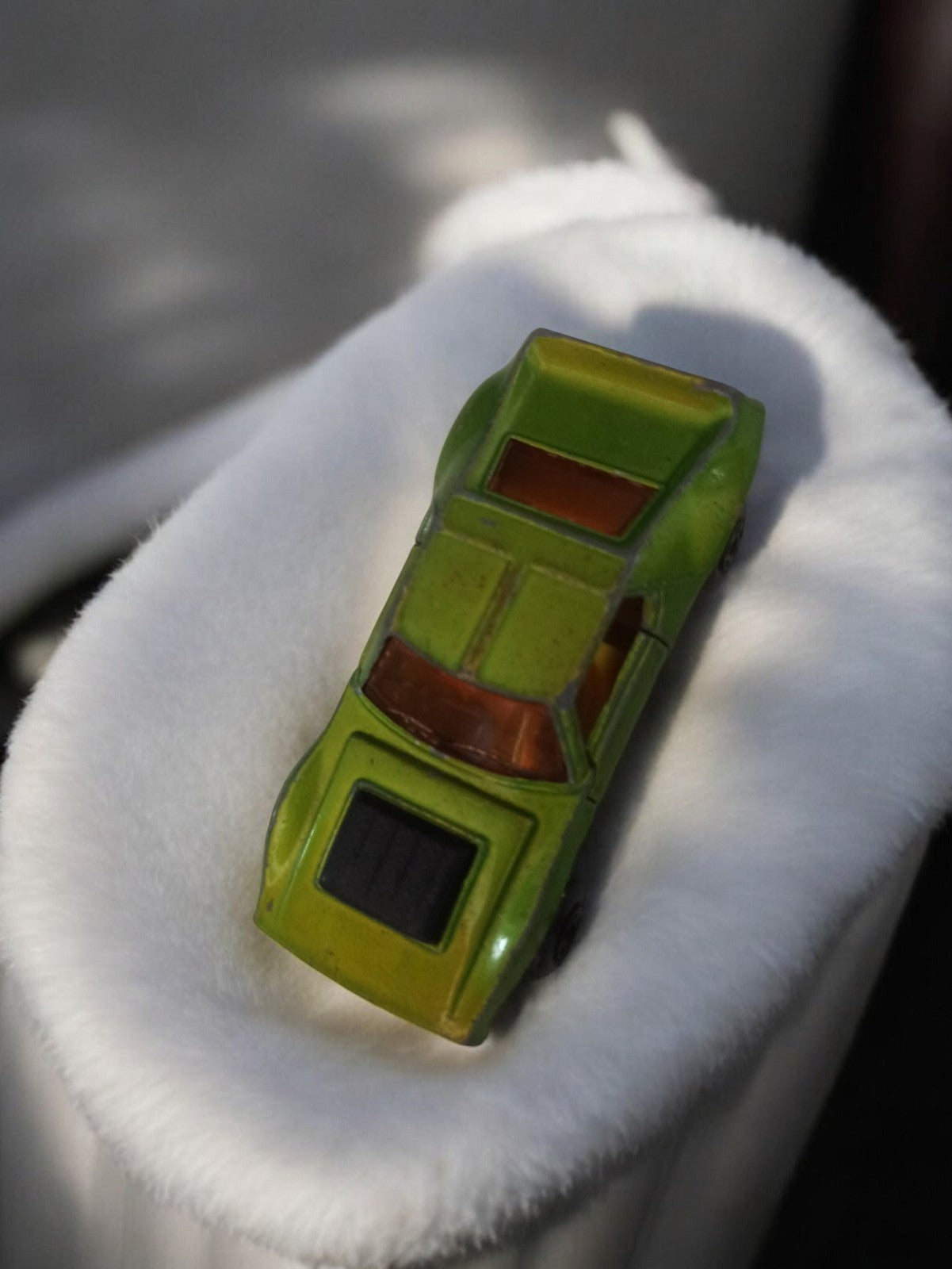 Véhicule miniature ancien vert rétro, voiture jouet vintage rare d’occasion