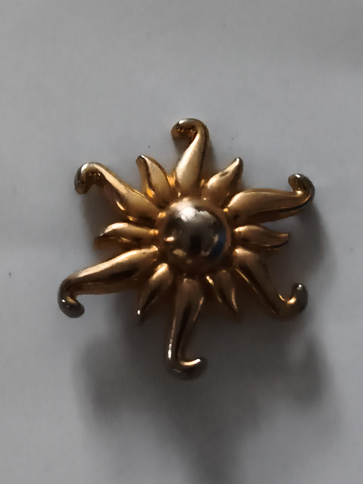 Broche vintage soleil doré, bijou fantaisie rétro, pin's sun gold