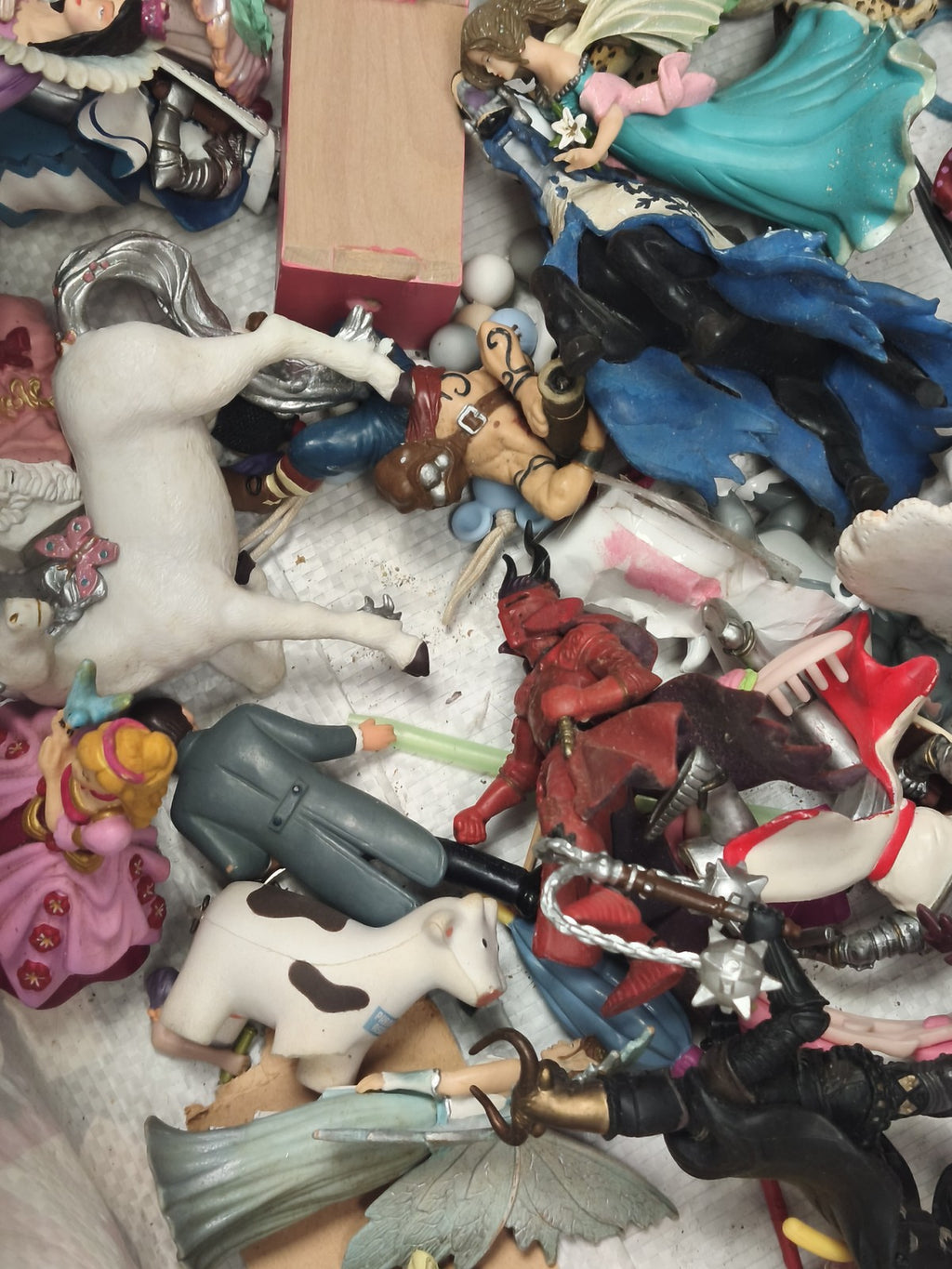 Lot figurines jouets divers fées chevaliers dragons à trier enfants jeu mixte