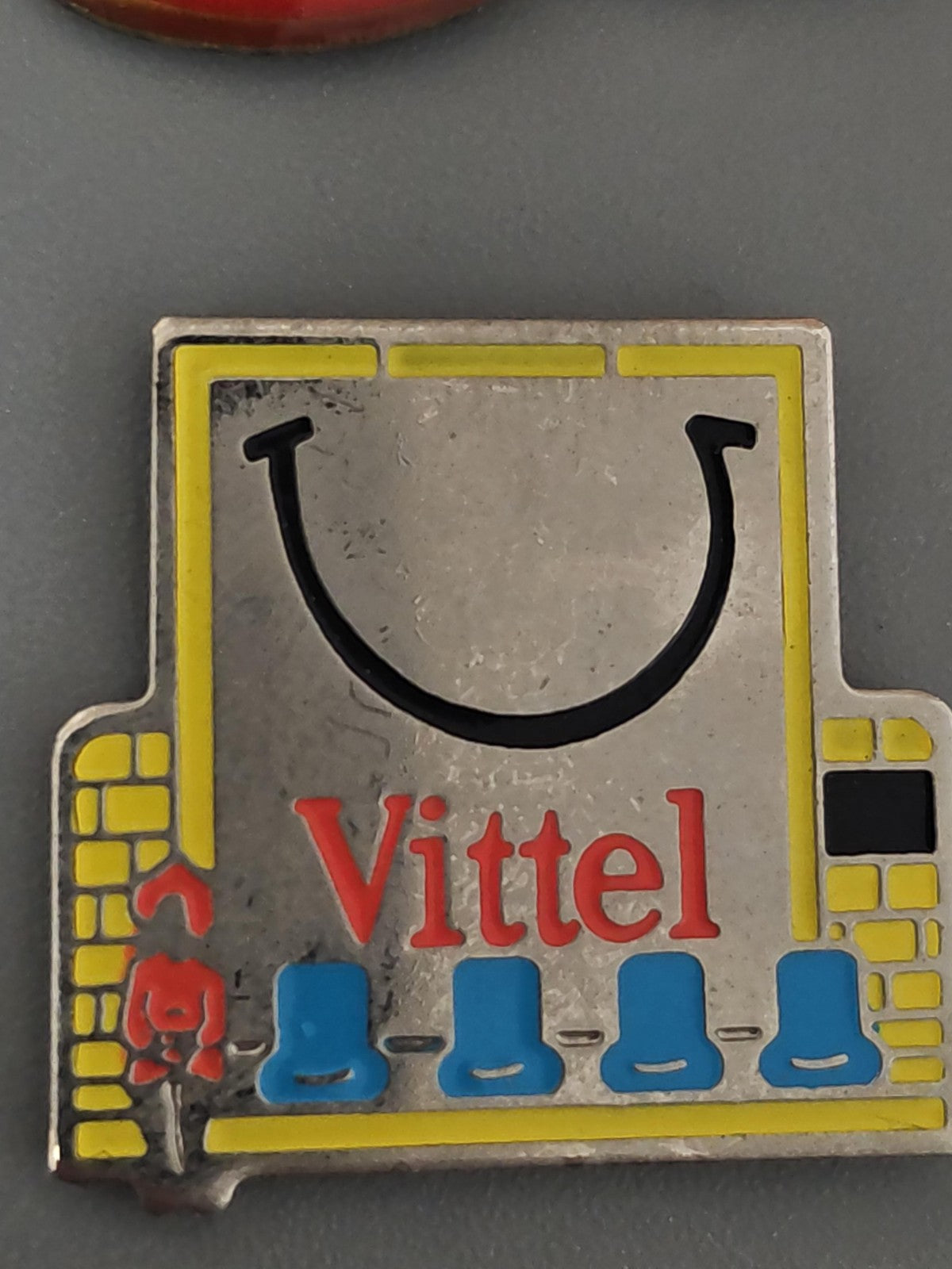 Pin's rétro ancien Vittel ? badge collection années 80 90 eau minérale France