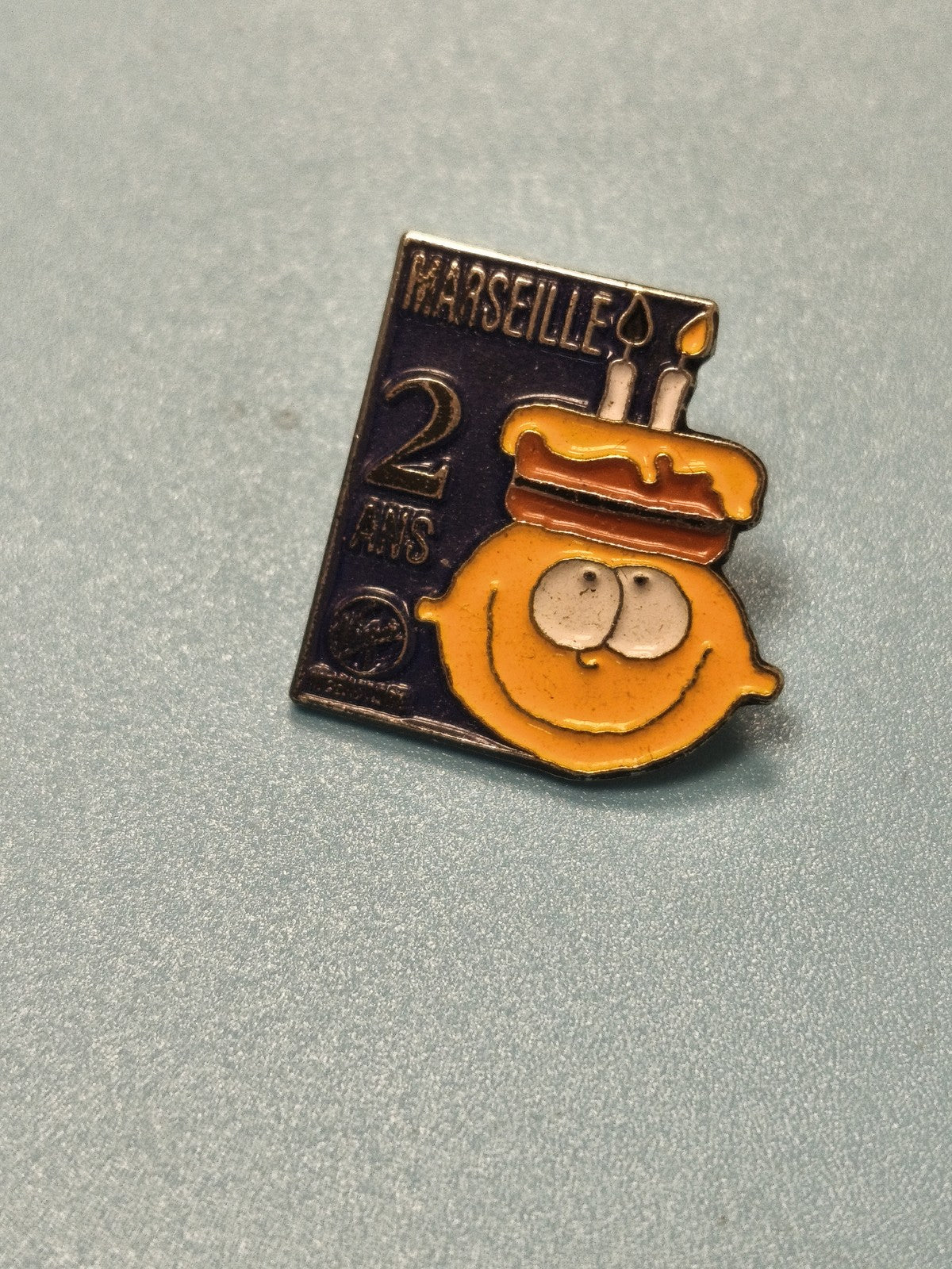 Vintage pin's Marseille 2 ans gâteau sourire émaillé collection badge rétro