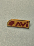 Vintage pin's AVI logo jaune rouge collection publicitaire rétro ancien