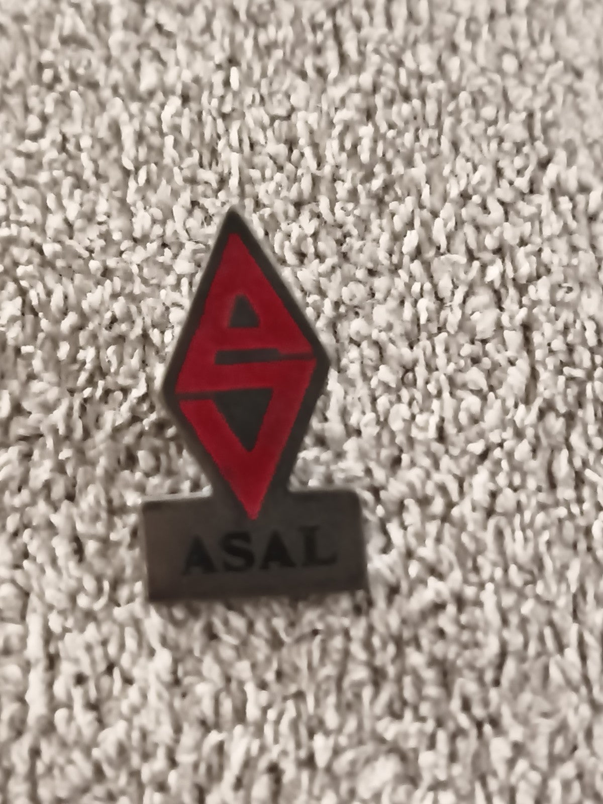 Pin's vintage ASAL losange rouge noir, badge ancien logo (Ref 6)
