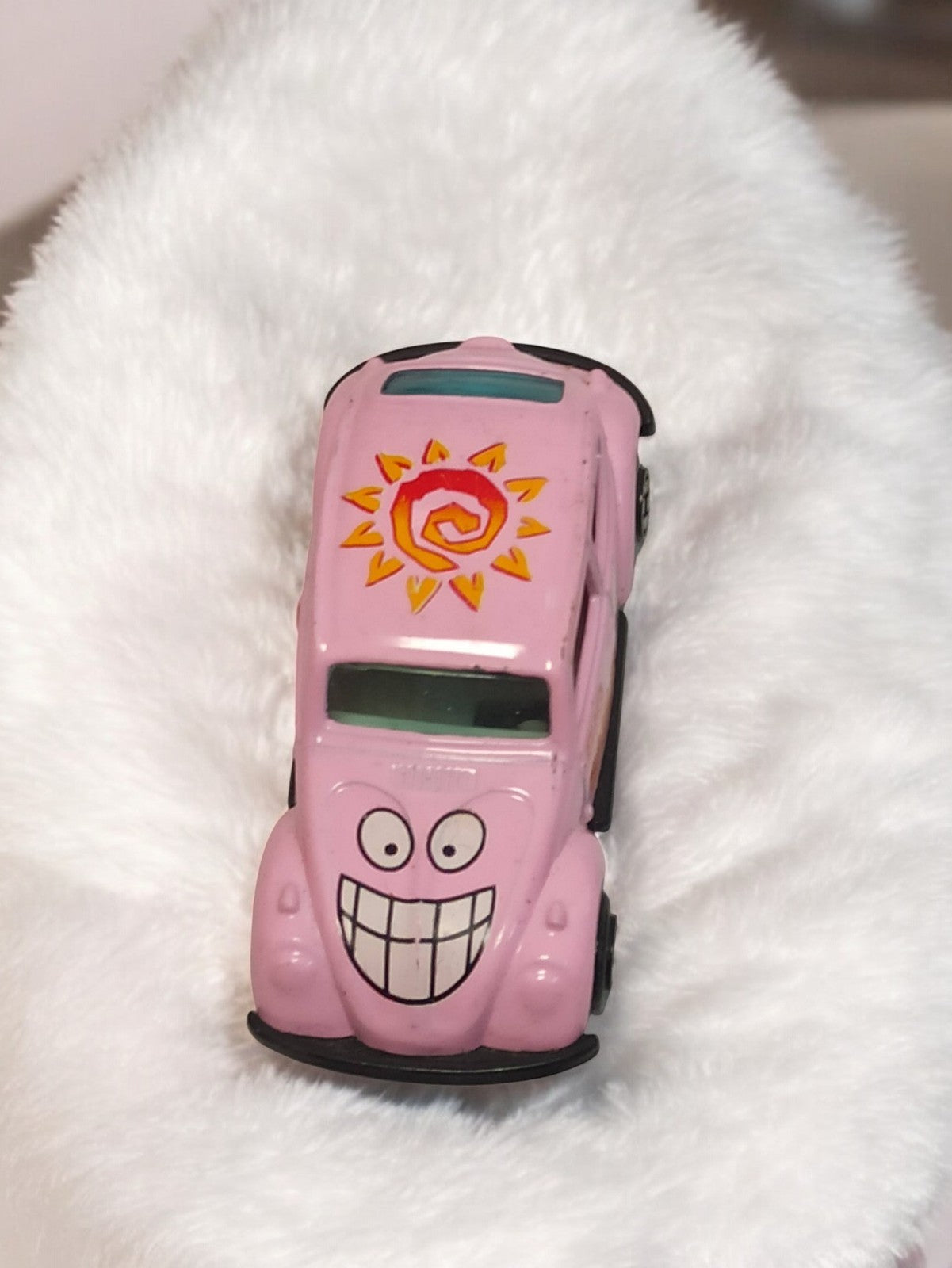 Voiture miniature vintage rose motif soleil, modèle réduit rétro ancien