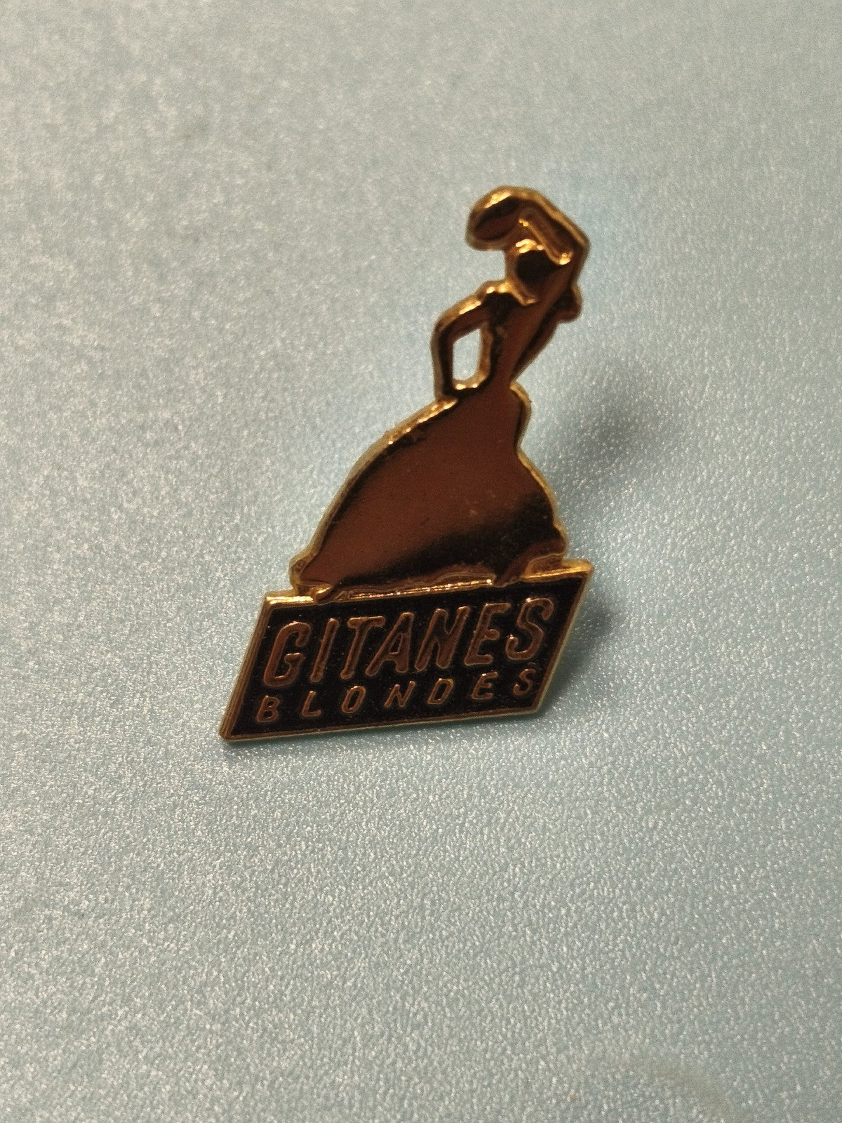 Pin's vintage Gitanes Blondes silhouette dorée collection publicitaire ancien