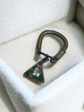 Porte-clés ancien triangle AJ métal patiné vintage rétro déco maison