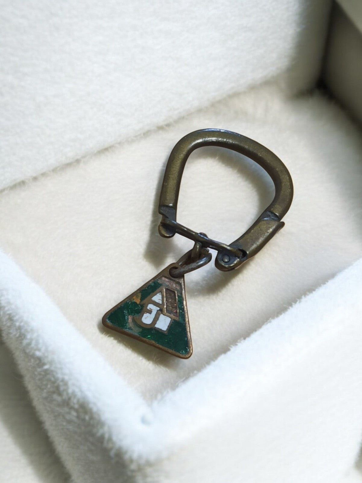 Porte-clés ancien triangle AJ métal patiné vintage rétro déco maison