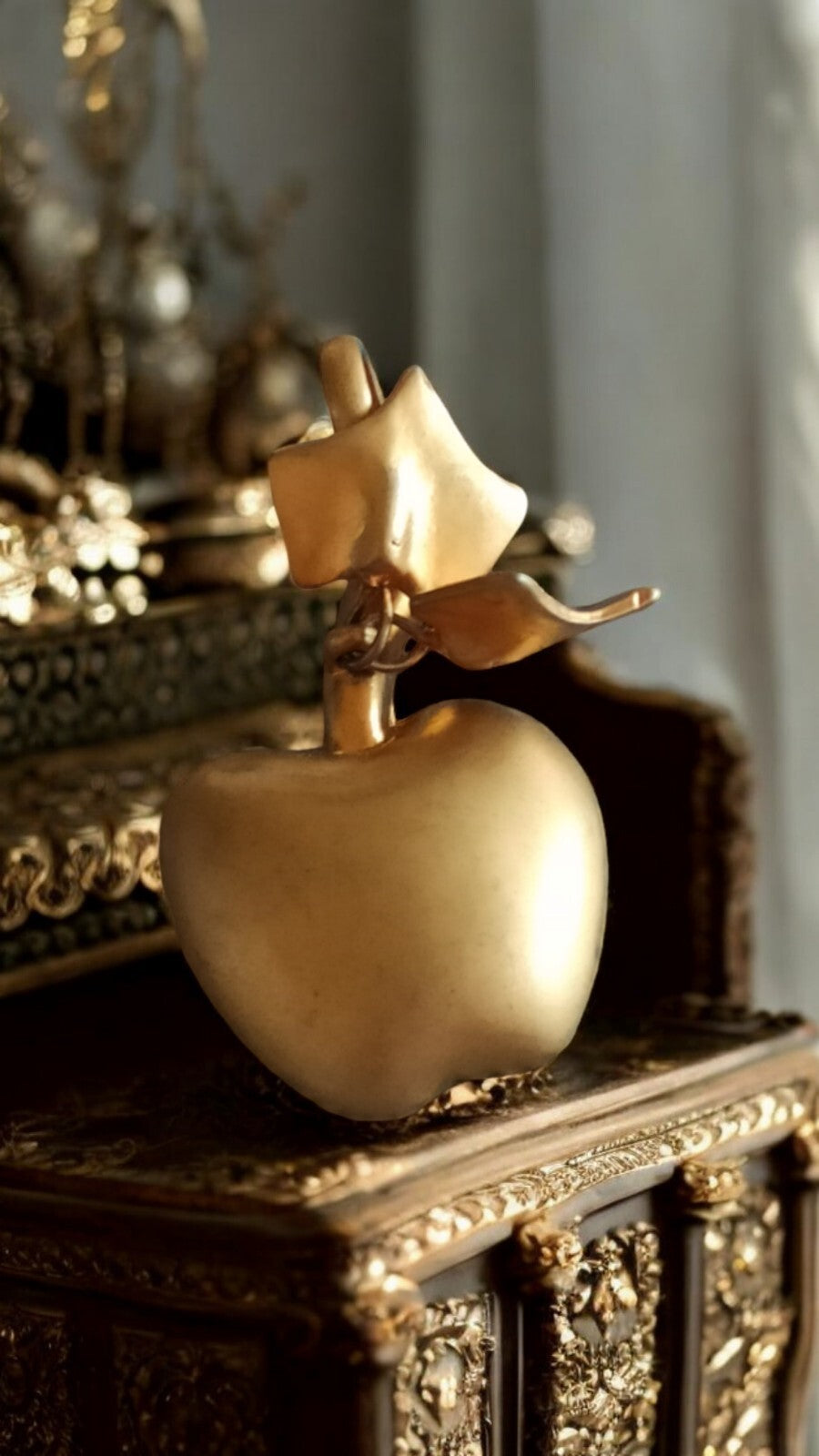 Statuette pomme dorée vintage décorative, finition métal, style rétro