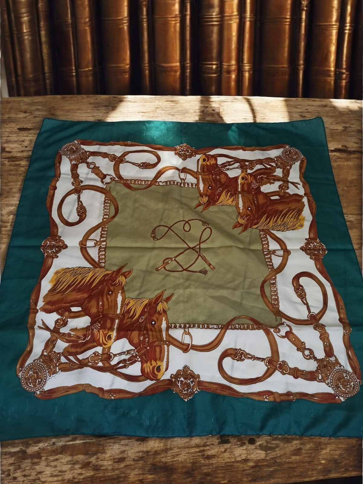 Foulard vintage équestre vert brun motif chevaux rétro accessoire mode femme