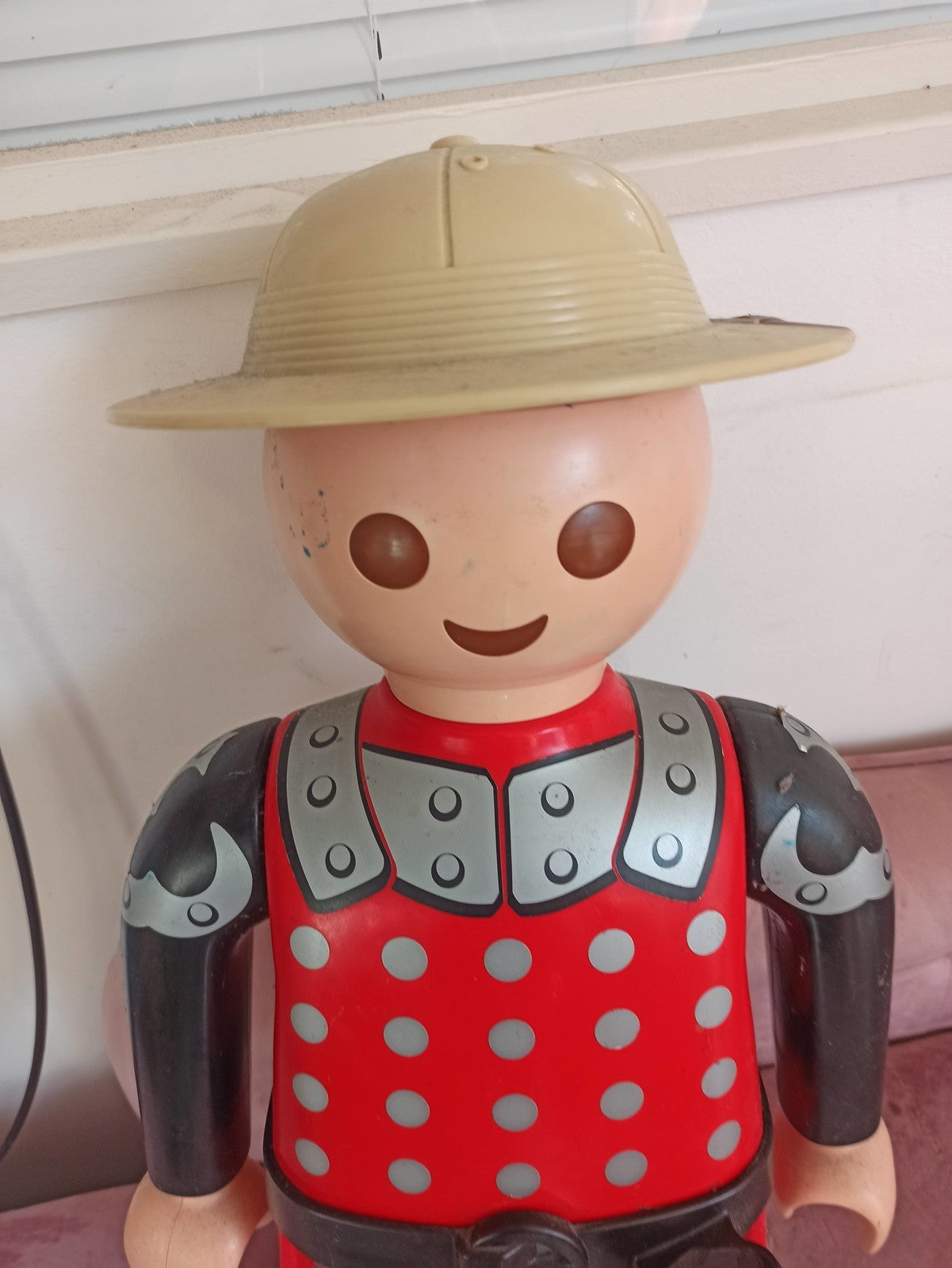 Figurine Playmobil Jumbo XXL articulée rouge casque beige jouet d’occasion