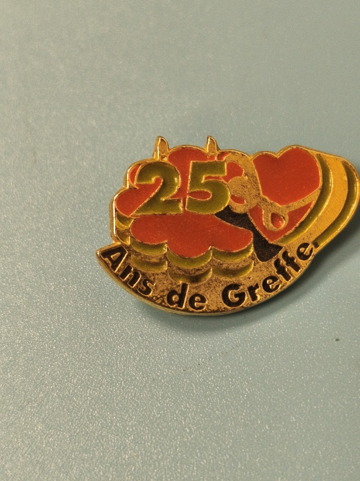 Pin's vintage 25 ans de greffe c?ur rouge doré collection médicale (Ref 2)