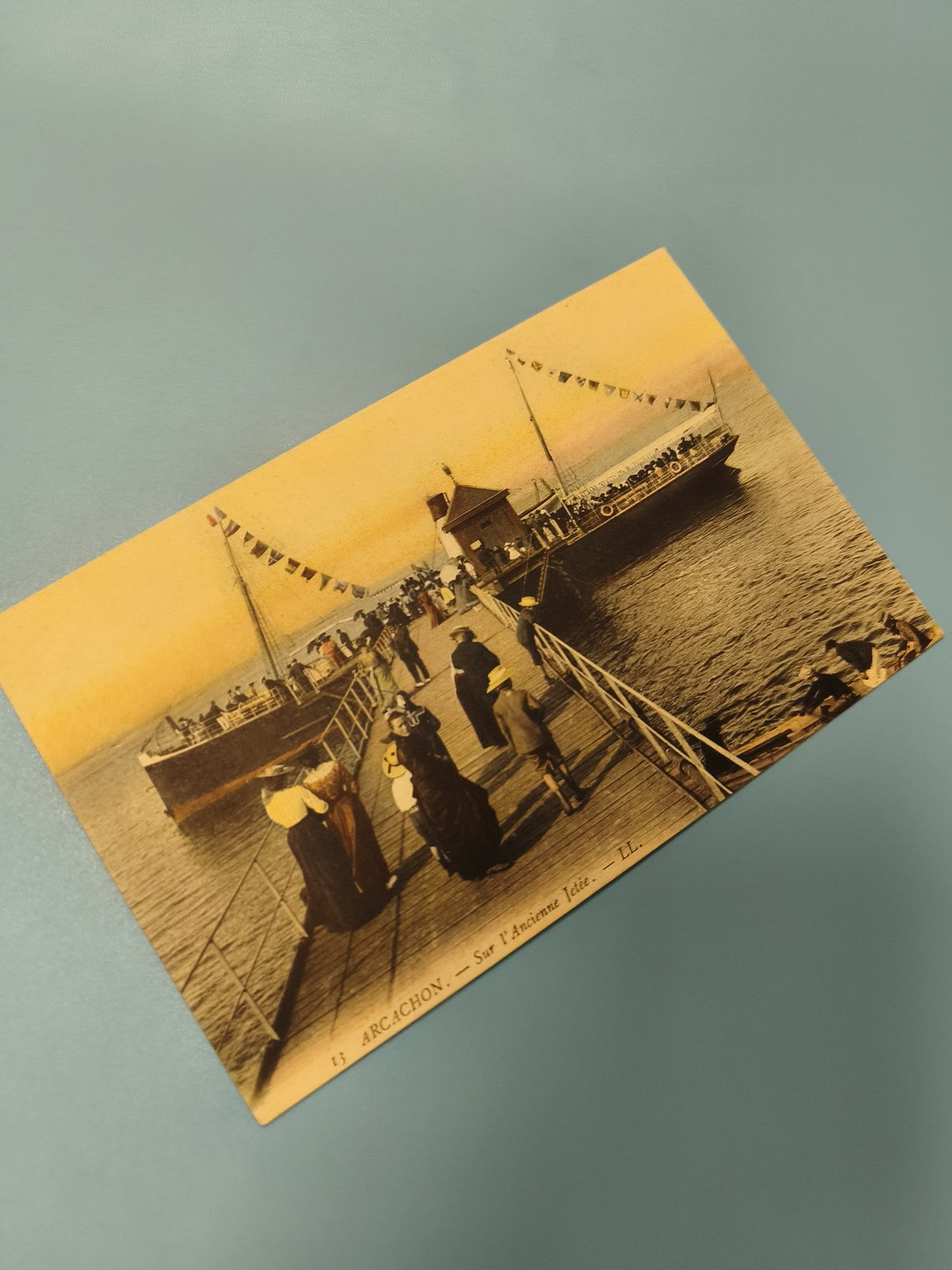 Carte postale ancienne animée Arcachon jetée, costumes époque, vintage France