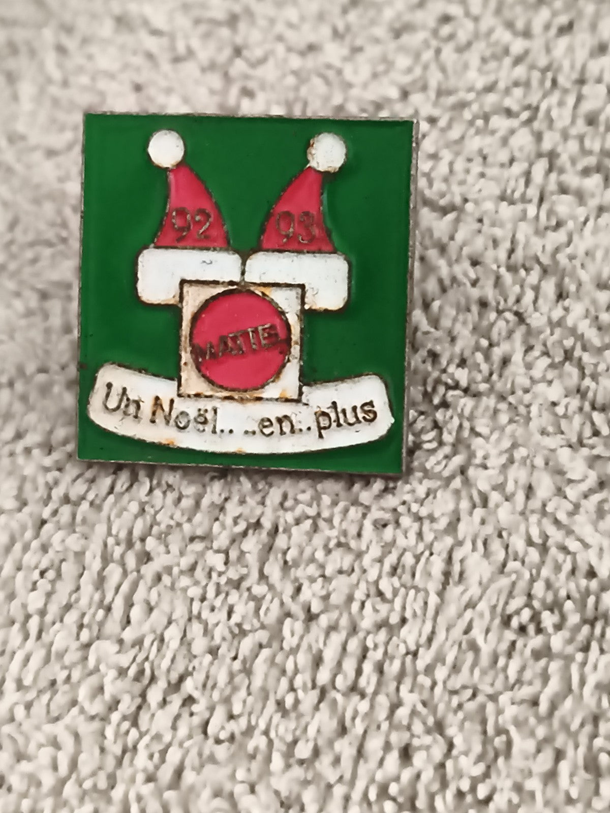 Pin's vintage MATE Noël 1992-1993 chapeau rouge vert émaillé badge rétro (Ref 3)