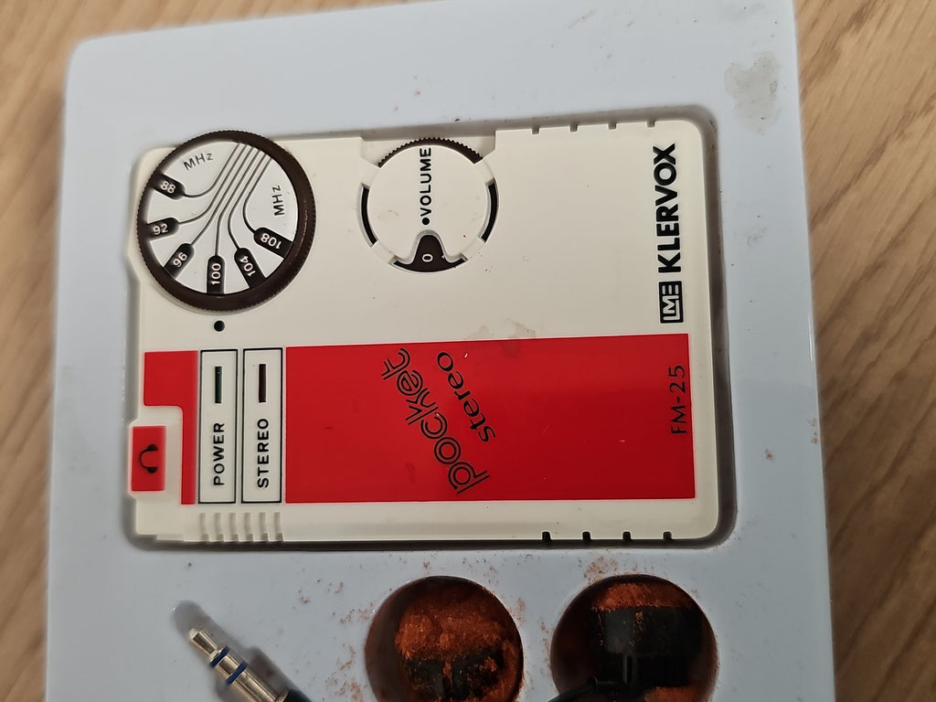 Radio de poche vintage Klervox FM stéréo rétro années 80, blanc rouge, casque in