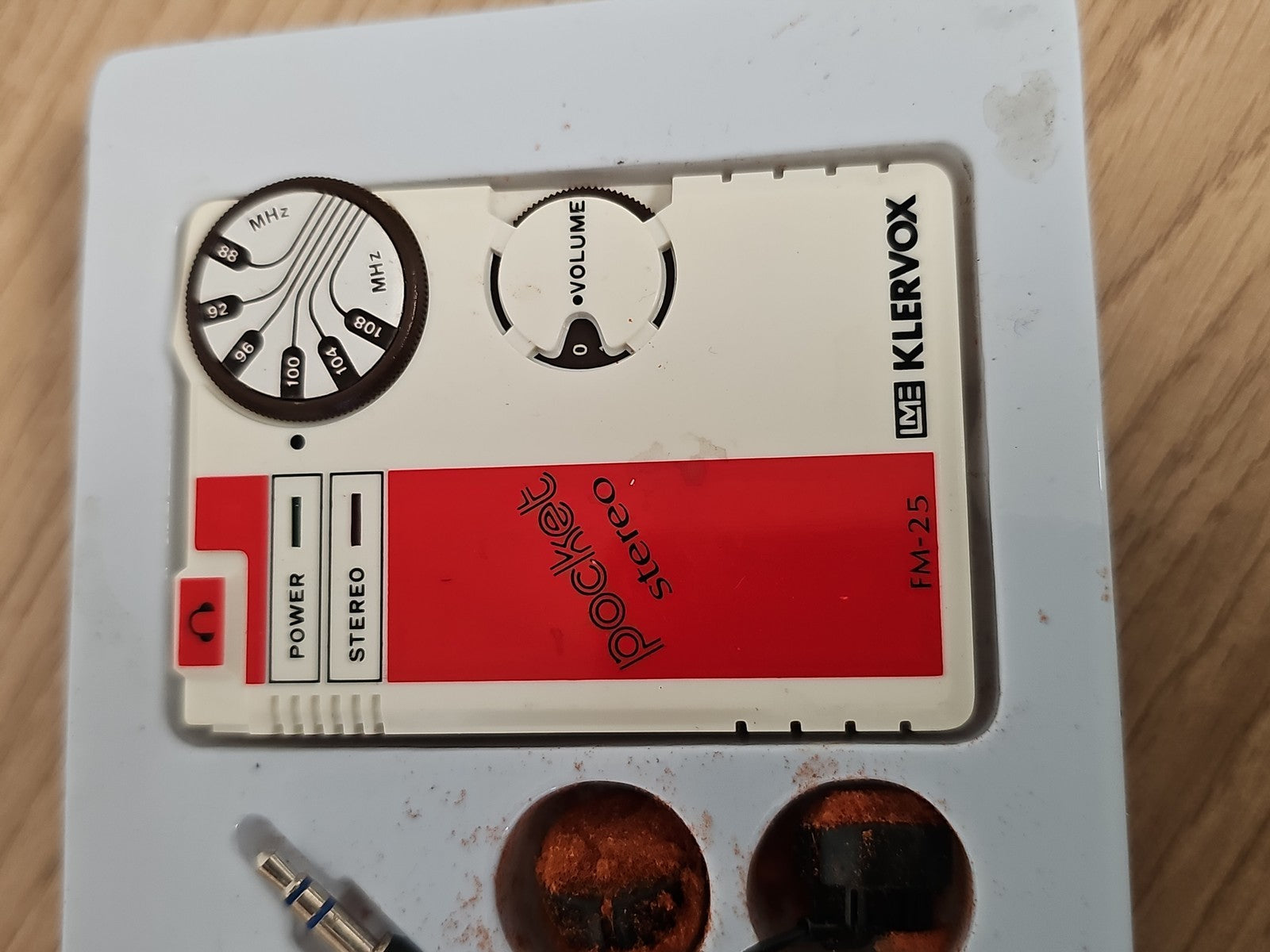 Radio de poche vintage Klervox FM stéréo rétro années 80, blanc rouge, casque in