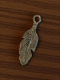 Pendentif plume vintage métal argenté années 50 bijou rétro deadstock
