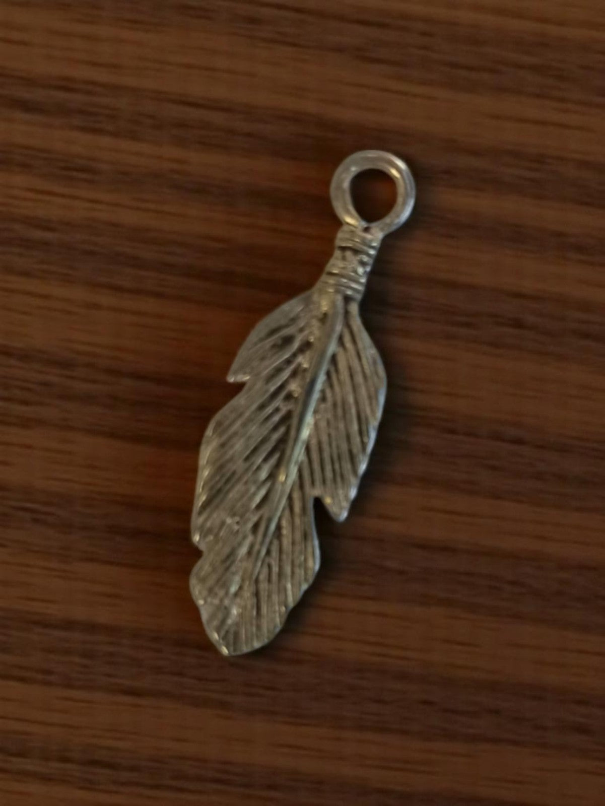 Pendentif plume vintage métal argenté années 50 bijou rétro deadstock