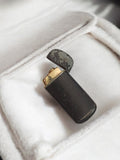 Briquet vintage ancien rétro, finition noire et dorée, usure visible, briquet de